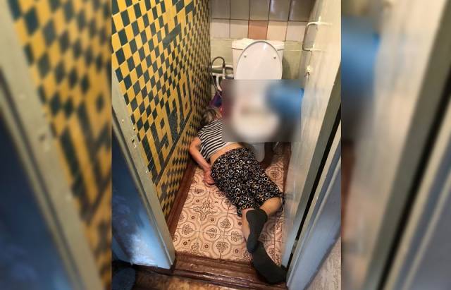 В Новосибирске 81-летняя пенсионерка упала в туалете и разбила голову