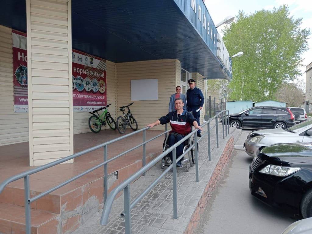 После вмешательства прокуратуры в спорткомплексе под Новосибирском установили пандус для инвалидов