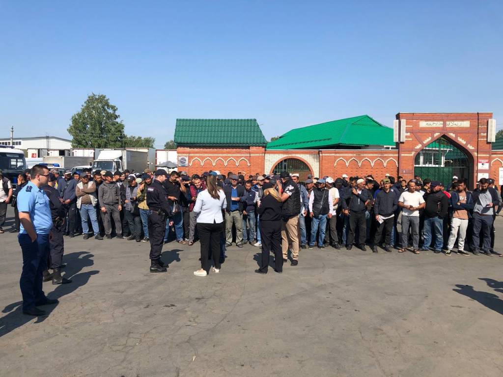 В Новосибирске полиция задержала мигрантов на Хилокском рынке