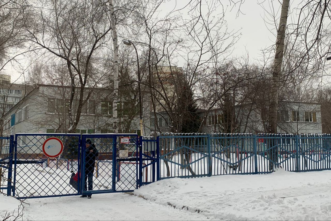 В новосибирской гимназии №9 дети забаррикадировались в классах
