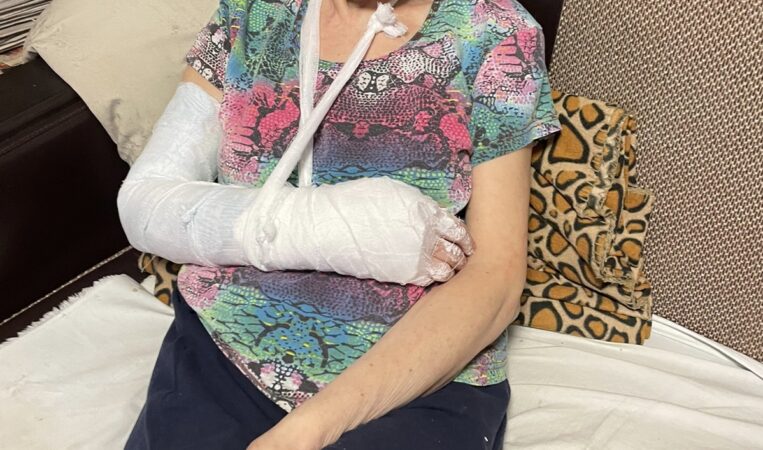 В новосибирском «Горэлектротранспорте» не смогли прокомментировать падение пенсионерки в троллейбусе №23