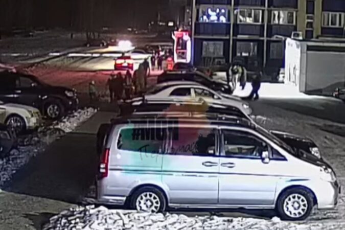 Избиение покупателя шаурмы в Новосибирске попало на видео