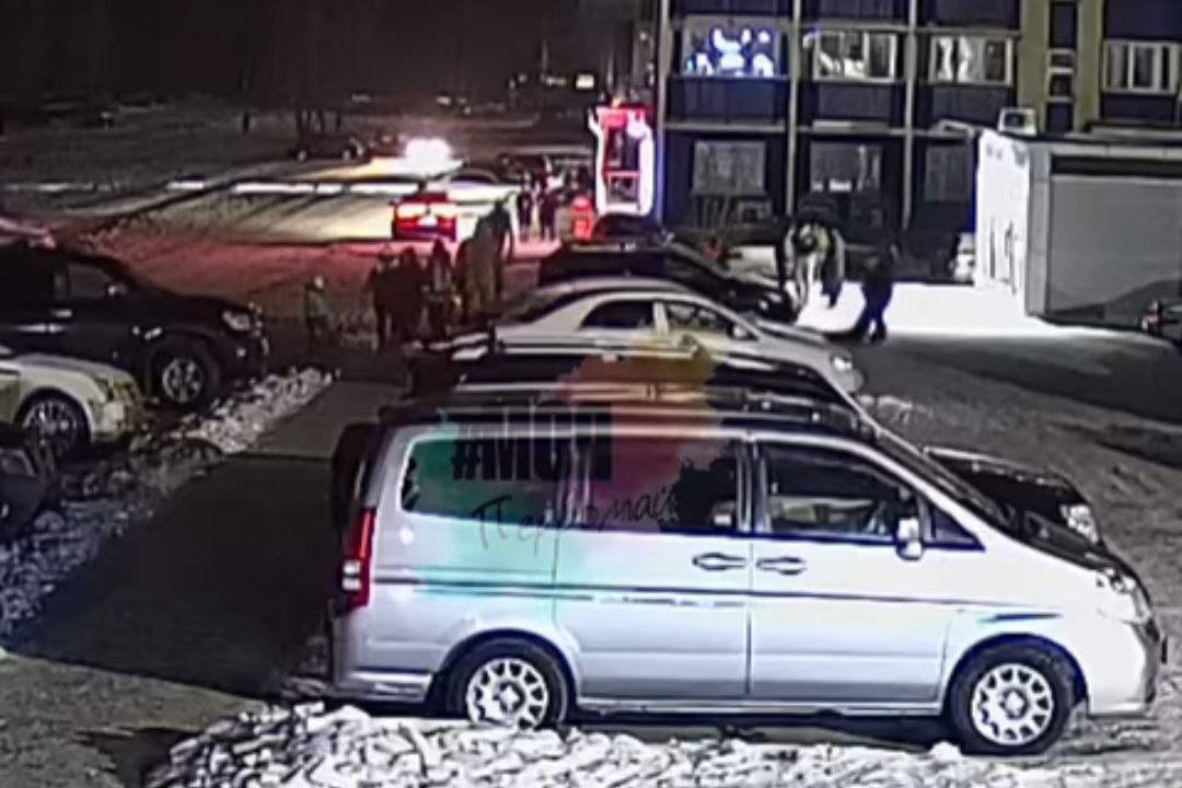 Избиение покупателя шаурмы в Новосибирске попало на видео