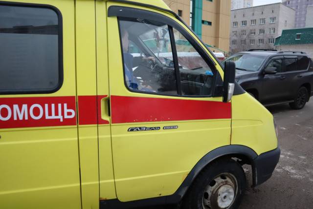 В Новосибирске мужчину с большим весом транспортировали до кареты скорой помощи