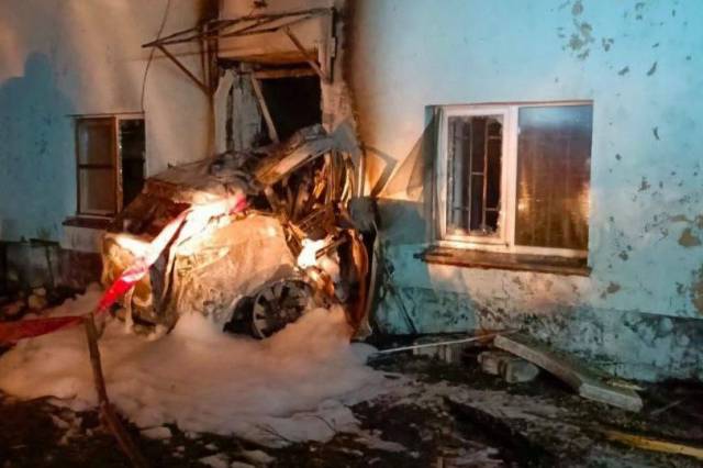 В Новосибирске водитель врезался в здание и погиб