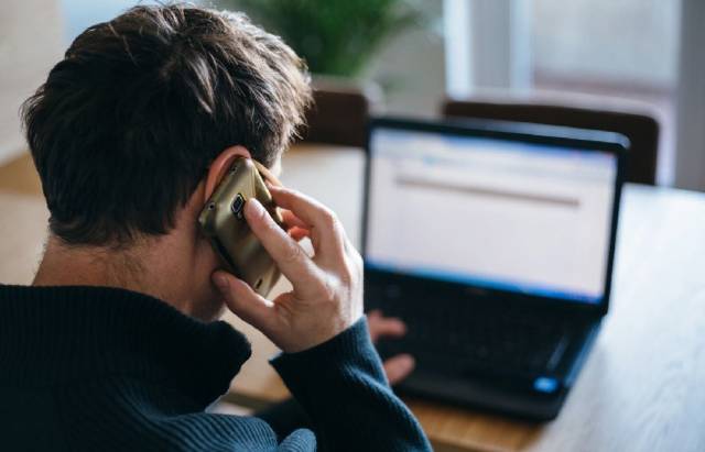 В Новосибирске "Тинькофф Банк" заплатит 70 тысяч за звонок брату должника