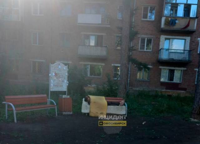 В Новосибирске бомжи устроили ночлежку на детской площадке на улице Ватутина