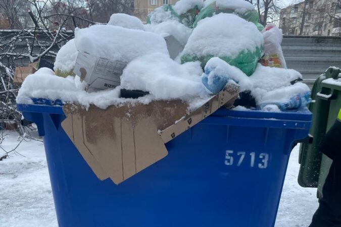 В Новосибирске контейнер для вторсырья подвергся вандализму