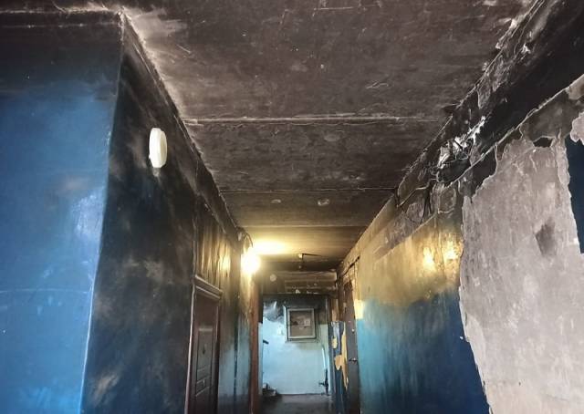 В Новосибирске жители многоквартирного дома 3 года не могут добиться ремонта после поджогов