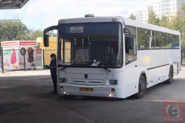 На трассе под Новосибирском сломался автобус с детьми