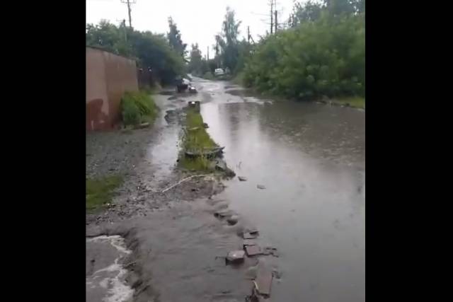 «Работы будут проведены»: в мэрии Новосибирска прокомментировали ситуацию с гигантской лужей