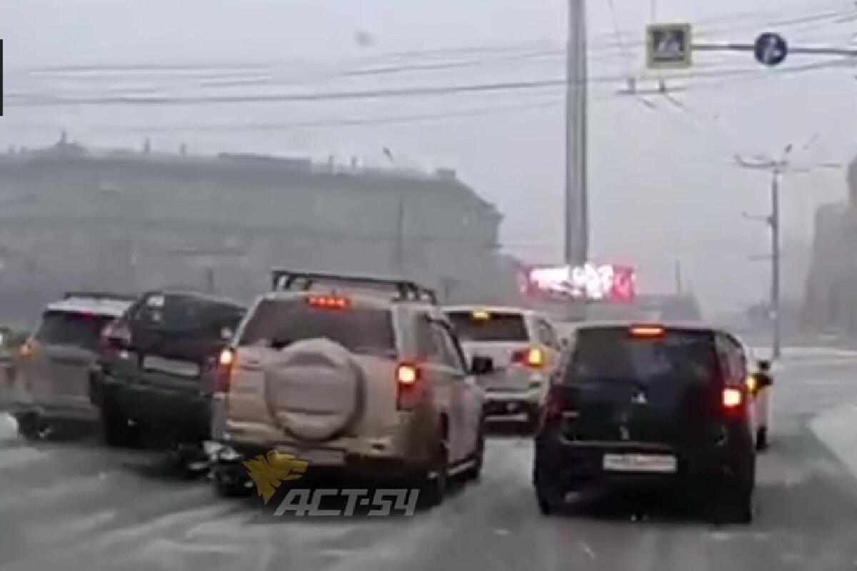 В центре Новосибирска произошло массовое ДТП