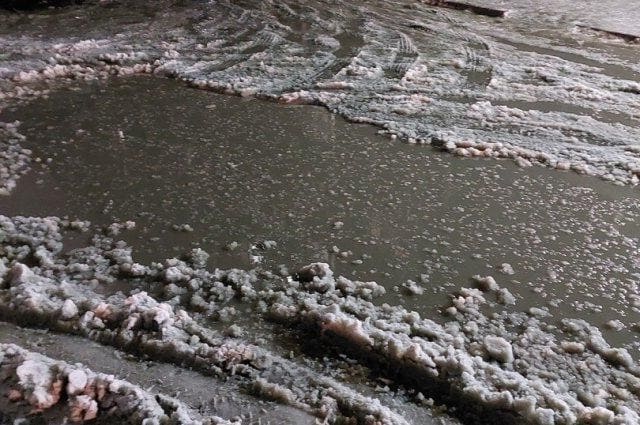 В Новосибирске из-за потепления двор в Ленинском районе затопило водой