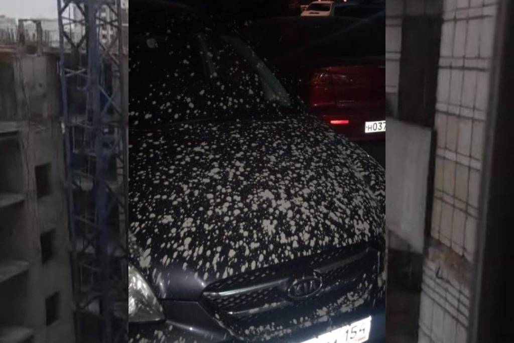 Строители апартаментов в Новосибирске заливают цементом автомобили