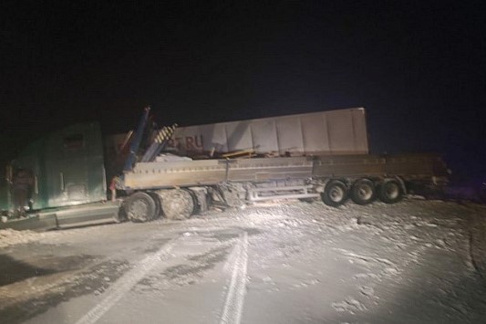 В Новосибирской области 64-летний водитель большегруза погиб в ДТП