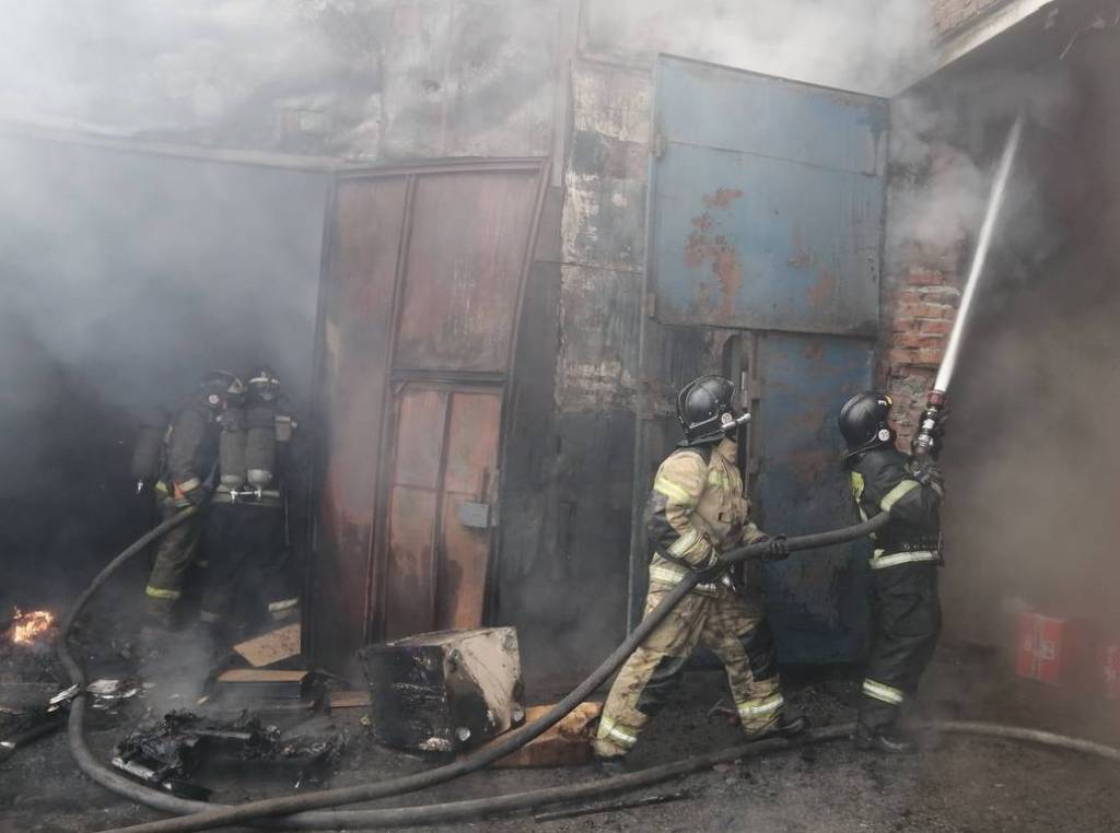 В Новосибирске загорелся большой склад с мебелью