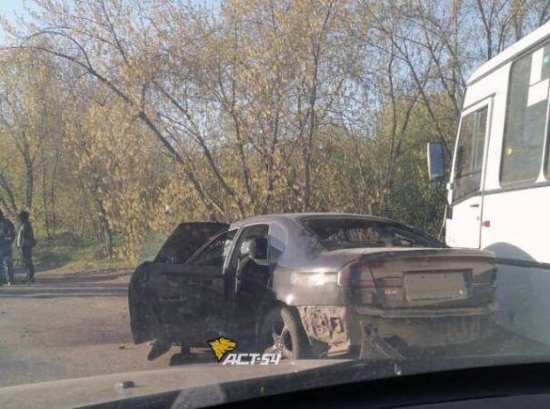В Новосибирске водитель Субару погиб при столкновении с автобусом
