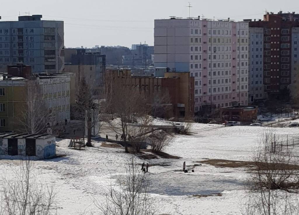В Новосибирске ребенок провалился в яму с водой на территории школы №207