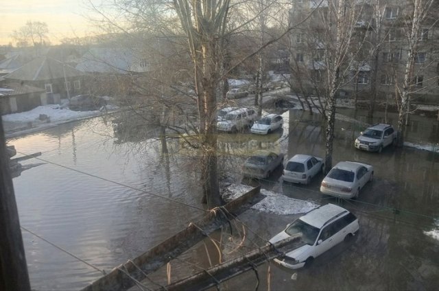В Новосибирске затопило водой двор на улице Забалуева