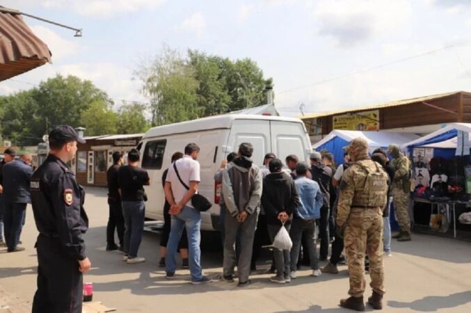 В Новосибирске возле Хилокского рынка прошла массовая проверка документов