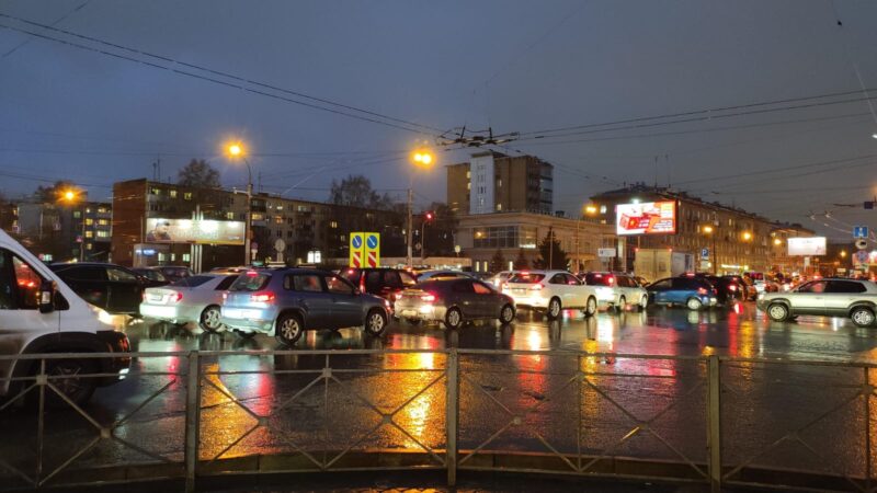 Из-за проливного дождя пробки в 10 баллов сковали центр Новосибирска