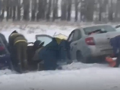 Два автомобиля слетели в кювет в ДТП под Новосибирском