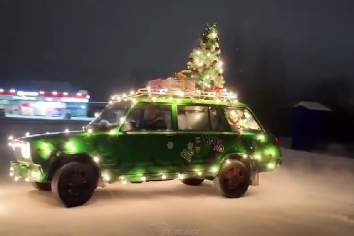 Новосибирец оригинально украсил свой автомобиль к Новому году