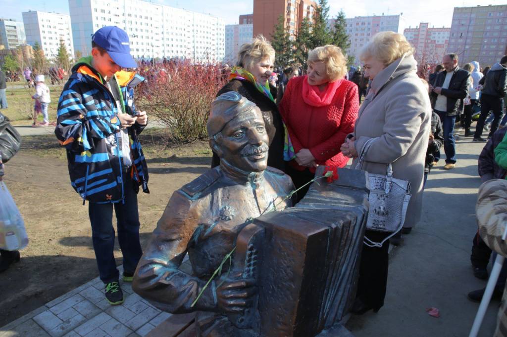 Вандалы сломали памятник Василию Теркину в Новосибирске