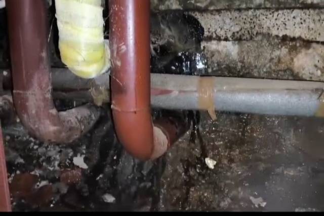 В новосибирской многоэтажке с лета не ремонтируют теплотрассу