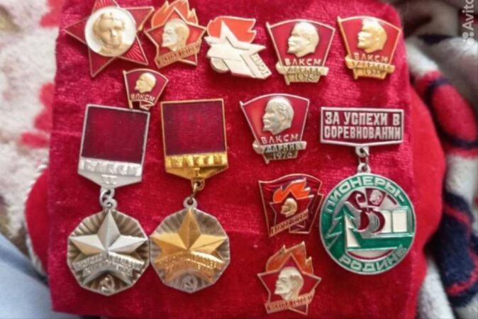 В Новосибирске советские комсомольские значки продают за 1