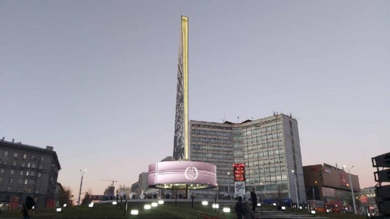 В Новосибирске 3 мая отключат подсветку и экраны на стеле «Город трудовой доблести»