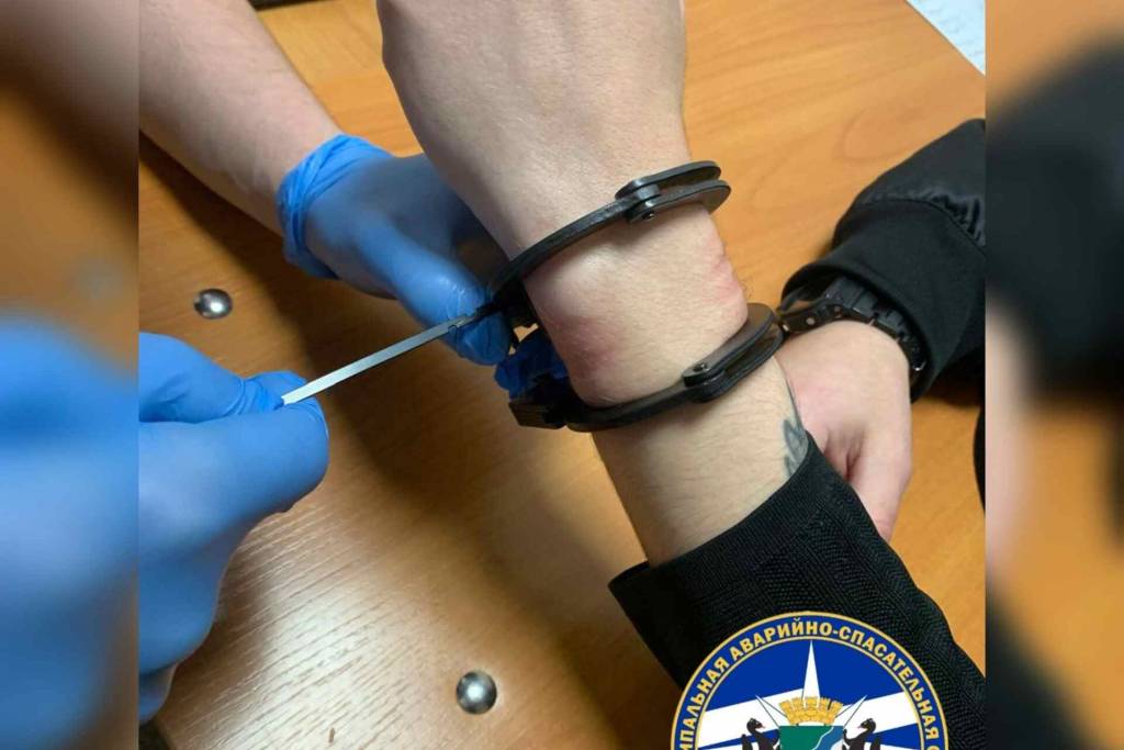 Спасатели освободили парня от наручников в Новосибирске