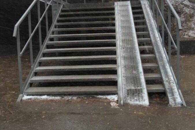 Жители Новосибирска пожаловались на опасную лестницу в Дзержинском районе