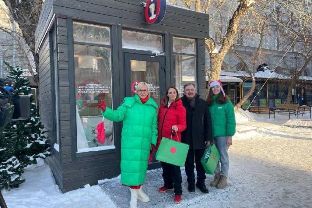 Киоск с сувенирами Новогодней столицы России открыли в Новосибирске