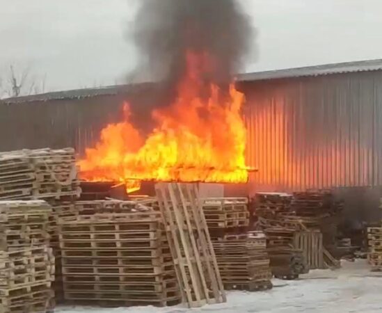 В Новосибирске сгорело здание на складе завода торгового оборудования