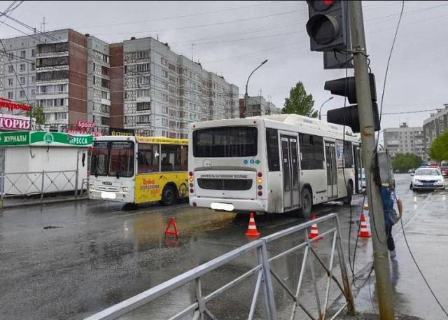 В Новосибирске пассажирский автобус сбил насмерть 72-летнюю женщину