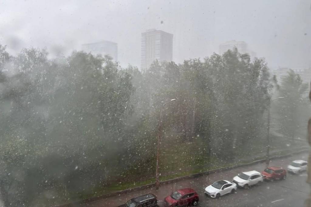 Мощный град с дождем обрушился на центр Новосибирска