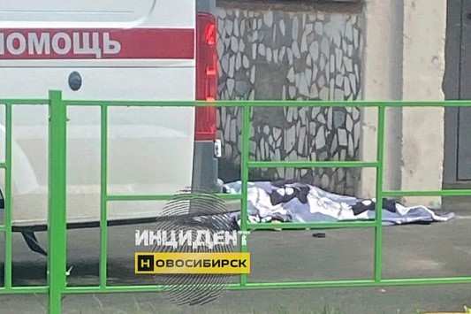 В Новосибирске под окнами многоэтажки нашли тело 40-летней женщины