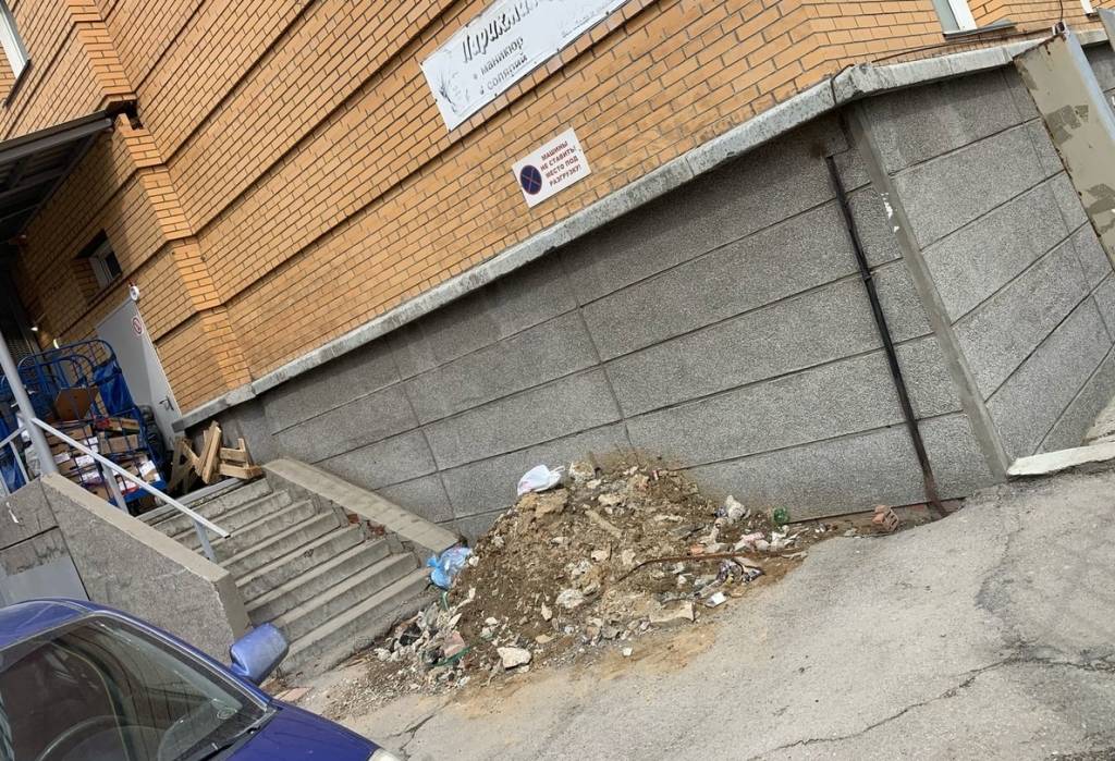 В Новосибирске в доме на Грибоедова почти полгода не убирают строительный мусор после ремонта магазина