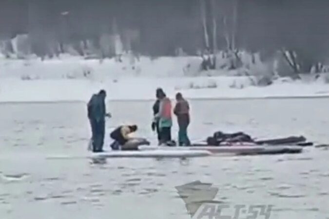 В Новосибирске 5 человек проплыли на льдине по Оби