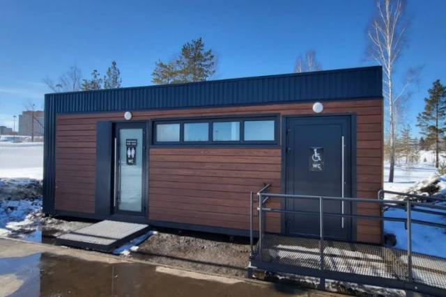 В Новосибирске возле новой ледовой арены установили бесплатный туалет и павильон для кафе