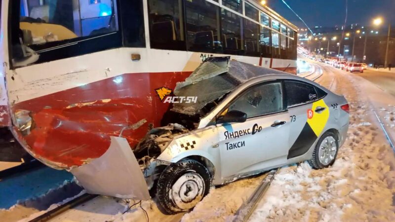 В Новосибирске на улице Волочаевской трамвай снес автомобиль