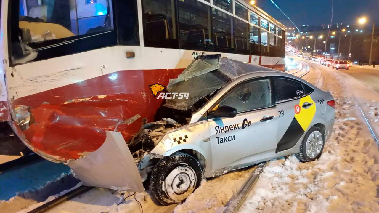 В Новосибирске на улице Волочаевской трамвай снес автомобиль