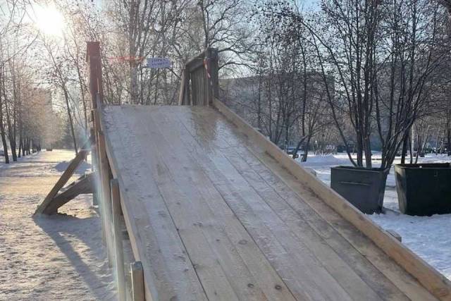 В Новосибирске неизвестные злоумышленники украли деревянную горку