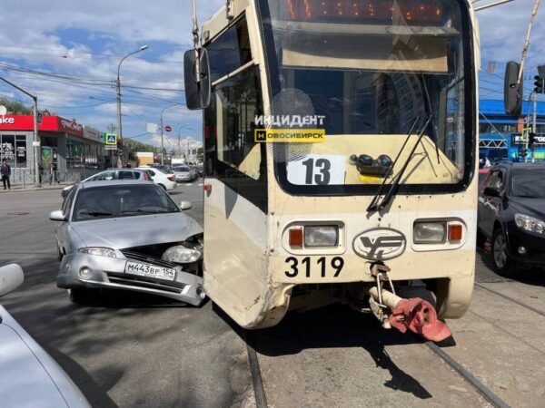 В Новосибирске иномарка протаранила трамвай