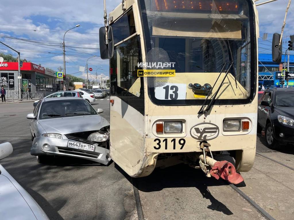 В Новосибирске иномарка протаранила трамвай