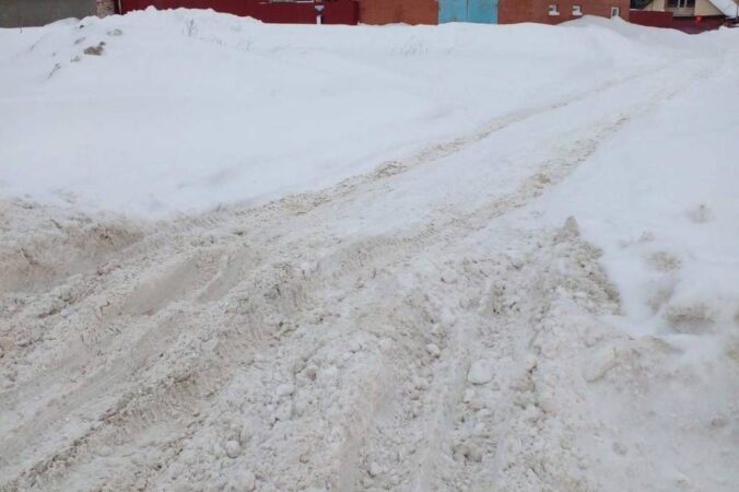 В Новосибирске мусоровозы не могут проехать к контейнерам из-за больших сугробов