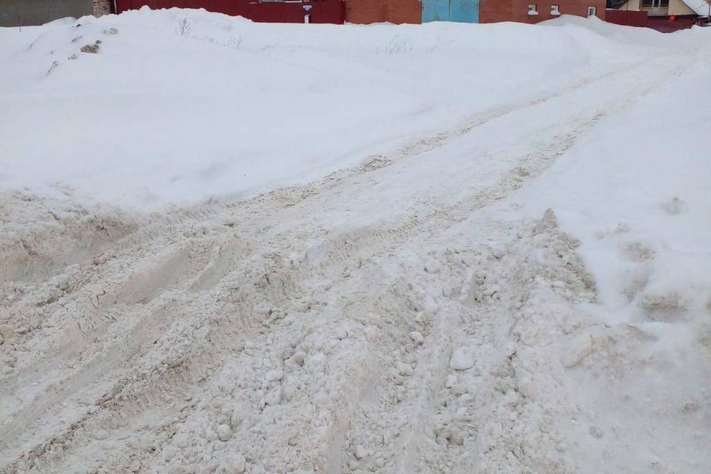 В Новосибирске мусоровозы не могут проехать к контейнерам из-за больших сугробов