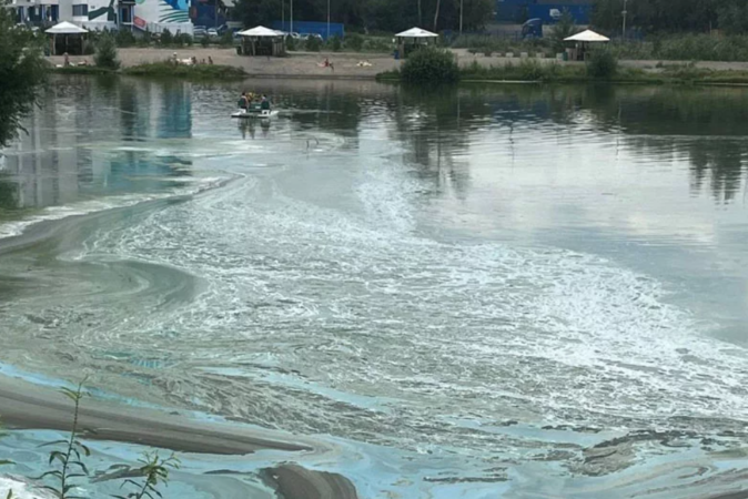 На левом берегу Новосибирска на озере заметили странные разводы