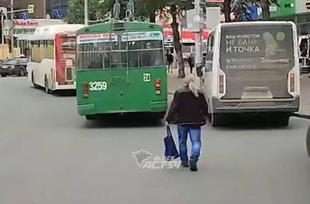 В Новосибирске вышел на маршрут опасный троллейбус